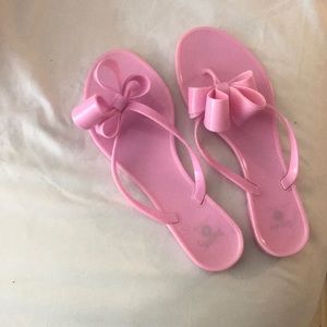 Pink thong sandals with a bow